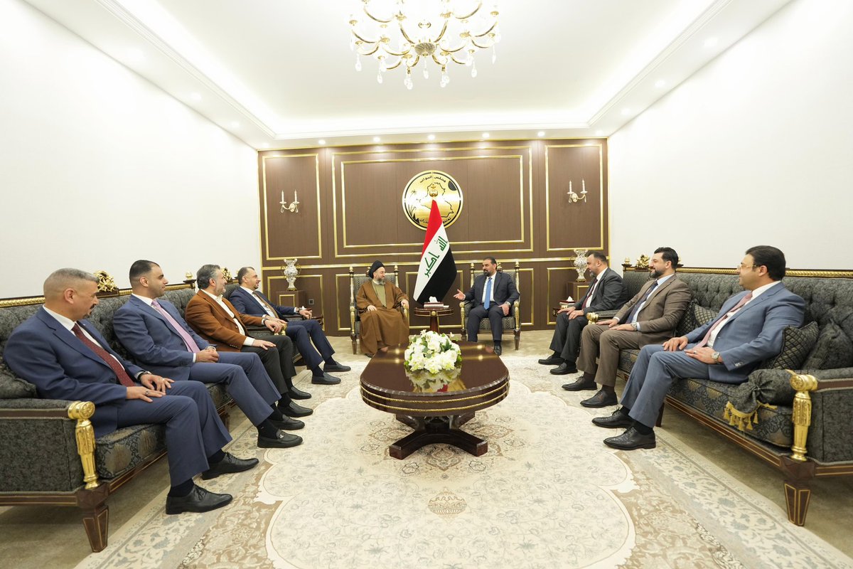 استقبل رئيس مجلس النواب السيد هيبت الحلبوسي، اليوم الأربعاء، رئيسَ تيار الحكمة الوطني سماحة السيد عمار الحكيم، والوفدَ القيادي المرافق له.

وجرى، خلال اللقاء، تبادل التهاني بحلول الشهر الفضيل، ومناقشة الأوضاع السياسية واستكمال الاستحقاقات الدستورية. كما ناقش اللقاء الأولويَّات