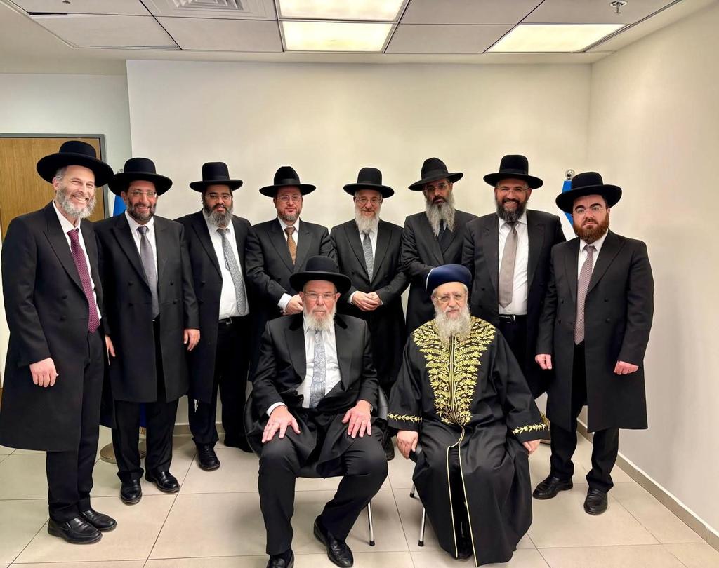 רבנים המשתייכים למגזר החרדי – מאחינו החרדים:
גדרה – כ־32,000
רמלה – כ־76,000
באר שבע – כ־209,000
הוד השרון – כ־77,000
קרית ביאליק – כ־42,000
ראש העין – כ־84,000
סה״כ כ־520,000 תושבים.

רבנים המשתייכים לציבור הדתי לאומי:
סביון – כ־6,000
קצרין – כ־8,000
סה״כ כ־14,000 תושבים.