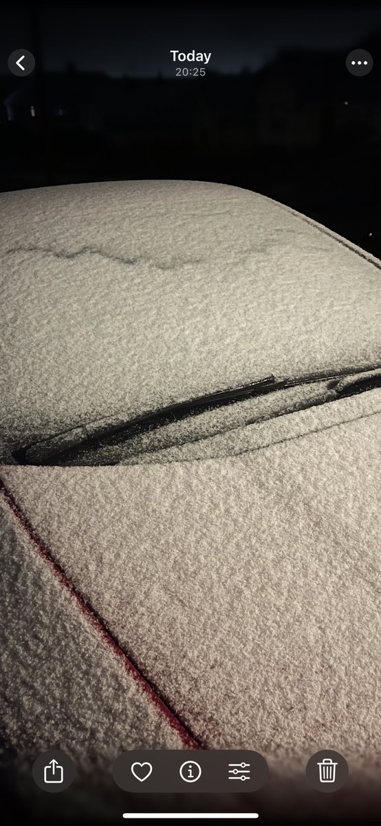 TheDaveBrookes's tweet image. The first proper bit of snow I’ve seen this Winter. It’s mostly rainy sleet that’s falling with bursts of snow. Not expecting it to do much. #uksnow #Torfaen #SouthWales @GavinPartridge @Official_WXUK @NickJF75