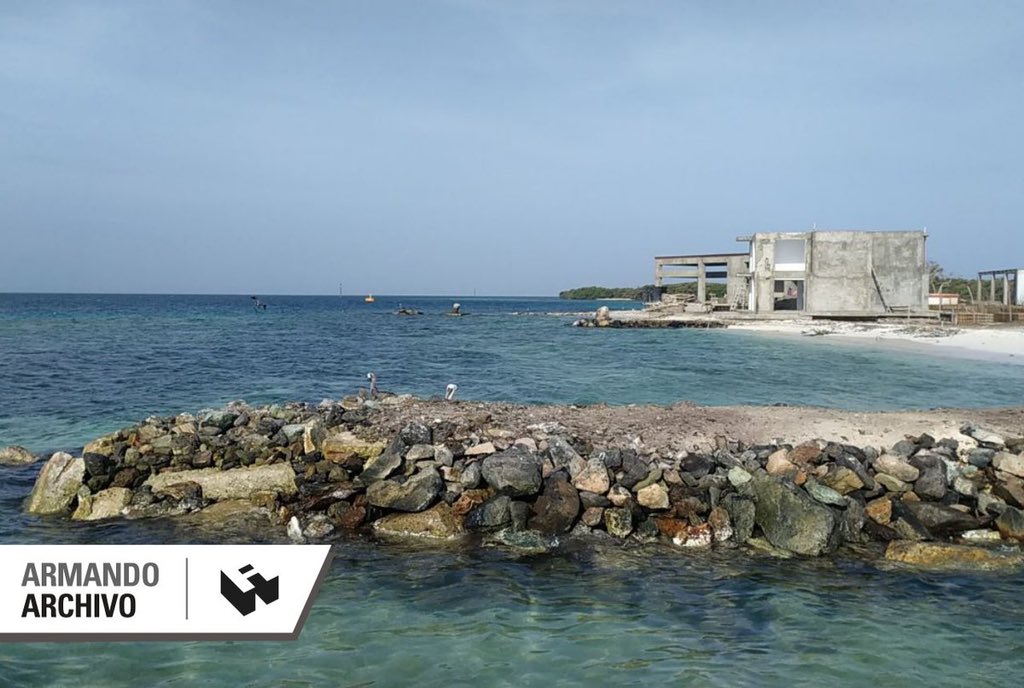 Con la venia del Instituto Nacional de Parques y el Ministerio de Turismo, un grupo de empresarios levantó ocho excéntricas construcciones en Los Roques, el único parque marino del país #ArmandoHistorias2020 
📍bit.ly/4nnBCHd