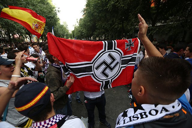 juliolefaux's tweet image. "un club de FDP de racistes"