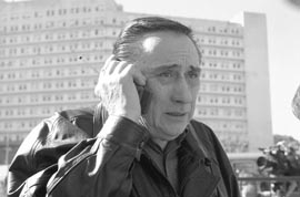 Detrás y después de la reforma laboral del año 2000.

Paso por acá a recordar el contexto de la reforma laboral tratada entre enero y abril del año 2000. Conocida como "Ley Banelco", tiene otras historias por detrás. 

Sería derogada cuatro años después, luego del fracaso