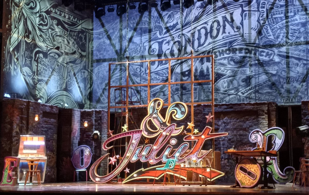 SueDunbar3's tweet photo. With my sister today at Royal Alex in Toronto for... https://t.co/FEcE2smTV1