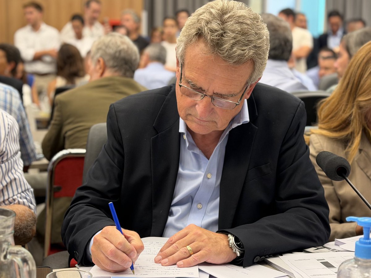 RossiAgustinOk's tweet photo. 🔴 #PrecarizacionLaboral | Ya estamos en la Comisión para dar el debate y escuchar a los distintos sectores que hoy vienen a Diputados a expresarse. 

✋🇦🇷Estamos a tiempo de frenar este intento de precarización laboral, que perjudica a los que ya tienen trabajo y no propone nada para mejorar la situación de los monotributistas, trabajadores informales y de plataforma. 

▶️Podes seguir en vivo la transmisión desde YouTube 👇

https://t.co/EaduGkmzXB