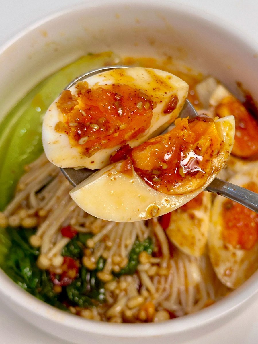 lunarbier's tweet photo. Telur dan sayur dengan saus pedas

Bahan : Dua butir telur, selada letus, enoki 

Bumbu : Bawang putih cincang, bubuk cabai, wijen putih, cabai rawit
kecap asin, saus tiram, satu sendok cuka

Cara memasak : 
1. Rebus selada hingga layu, angkat dan tiriskan.

2. Rebus jamur enoki hingga matang, angkat dan tiriskan.

3. Rebus telur selama 8 menit hingga matang, angkat dan kupas.

4. Siapkan mangkuk, tata selada rebus, jamur enoki, dan telur rebus di dalamnya.

5. Membuat saus : Campurkan bawang putih cincang, bubuk cabai, wijen putih, dan irisan cabai rawit dalam mangkuk kecil.

6. Siram dengan sedikit minyak panas ke dalam campuran bumbu.

7. Tambahkan 1 sendok makan kecap asin, 1 sendok makan saus tiram, dan 1 sendok makan cuka.

8. Aduk rata semua bahan saus.

9. Tuangkan saus ke atas bahan-bahan dalam mangkuk.

10. Aduk ratasemua bahan hingga tercampur dengan saus.

cr : https://t.co/wUfneU0XFM