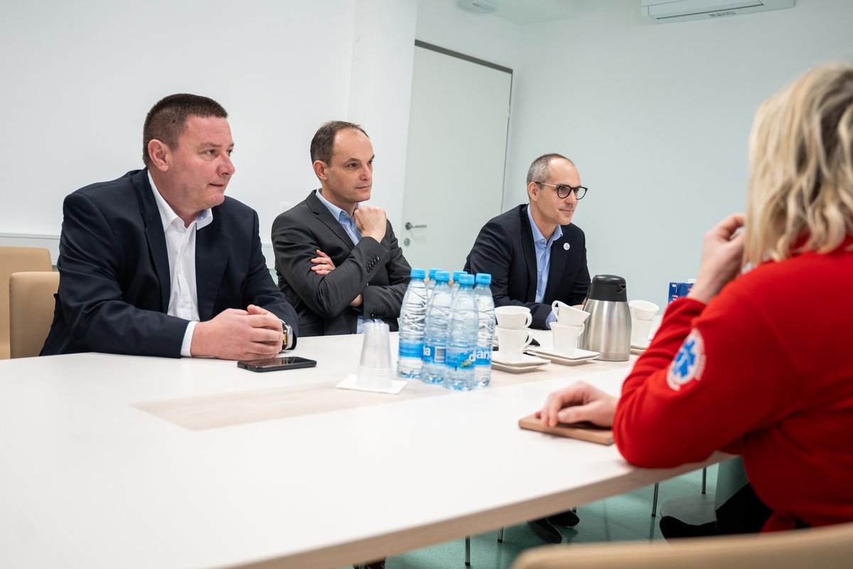 Danes v ZD Trebnje: pogovor o izzivih in rešitvah za slovensko zdravstvo na terenu. Pacient mora spet v središče sistema, politika pa obuditi dialog s stroko, ki najbolje ve, kaj zdravstvo potrebuje. Sodelujmo. #ObstajaIzbira <a href="/AnzeLog/">Anže Logar</a> <a href="/TOstrc/">Tadej Ostrc</a>