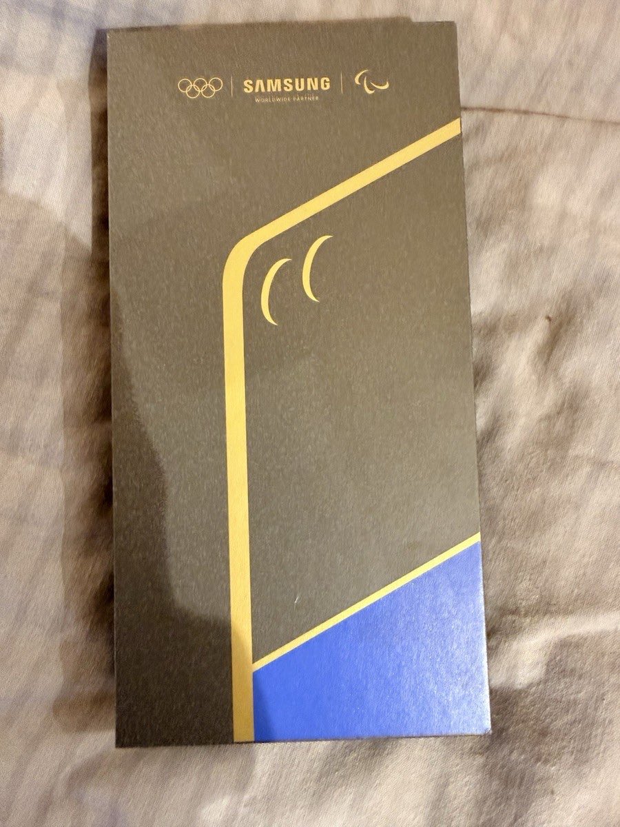 ShishirShelke1's tweet image. Olympic athletes are already selling their complimentary custom Galaxy Z Flip 7 on eBay 😭