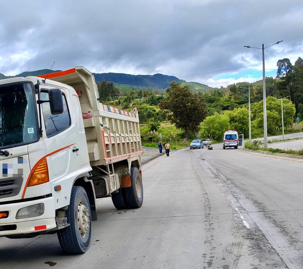 ECU911Machala1's tweet photo. #Loja | En horas de la mañana se reportó un siniestro de tránsito en el sector Las Ramblas, en la Vía de Integración Barrial, donde se registró un roce entre una volqueta y una motocicleta, dejando dos personas heridas.

Desde el @ECU911_ Loja  se coordinó con
@Salud_Ec 🚑 y @UCOT_Loja 🚓 para la atención de la emergencia.

📸 Imagen colaboración de UCOT

#LíneaÚnicaParaEmergencias 9️⃣1️⃣1️⃣