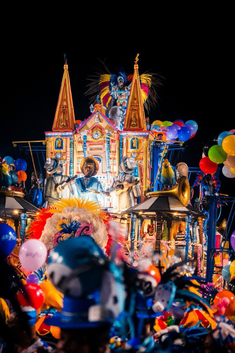 Um empatezinho não caía mal hoje, hein. Viradouro e Vila Isabel. O desfile mais emocionante e o mais bonito, respectivamente. Duas homenagens ao Carnaval. Dez pra tudo e vamos pra próxima!
