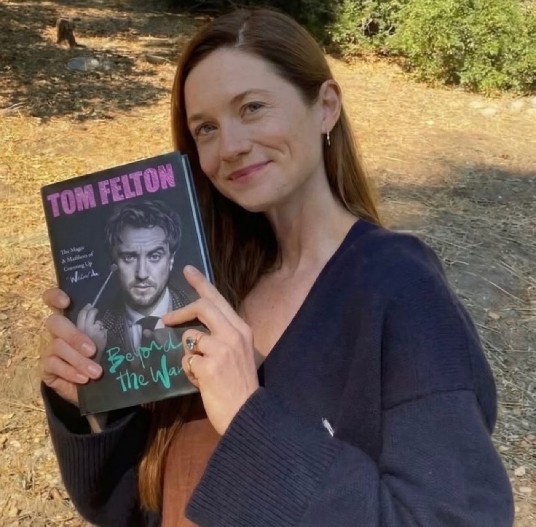 TheDailyHPotter's tweet photo. Ginny, last time a Malfoy gave you a book it didn't go so well 📚 https://t.co/nEbvNG2VJi
