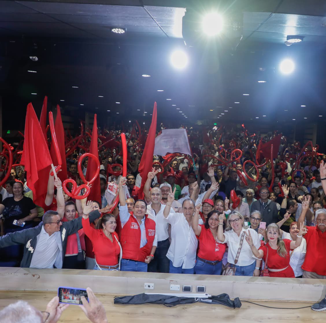 jaimeduranbar's tweet photo. Mi gratitud sincera para mi amiga y concejal de Floridablanca, Liliana Mendoza, para su familia, sus amigos y cada líder que hizo posible este valioso encuentro.

Gracias por recibirnos con generosidad, por la conversación franca y por el compromiso real con nuestra comunidad. Estos espacios nos confirman que cuando hay unión, confianza y amor por nuestra tierra, los proyectos avanzan y el propósito se fortalece.

Seguimos caminando juntos, escuchando, construyendo y trabajando con convicción por Floridablanca y por Santander.