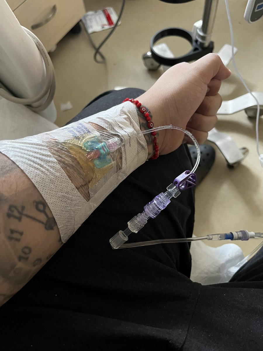 TooBakedForYou's tweet photo. Dammm being sick sucks balls , I have every little energy . Dam pain meds not working , what I do wish I had a dam blunt or a nice penjamin i bet that will help me easy this pain . Someone Bless a cancer warrior man . #cannabiscommunity #fuckcancer https://t.co/cwBkWvHHR7