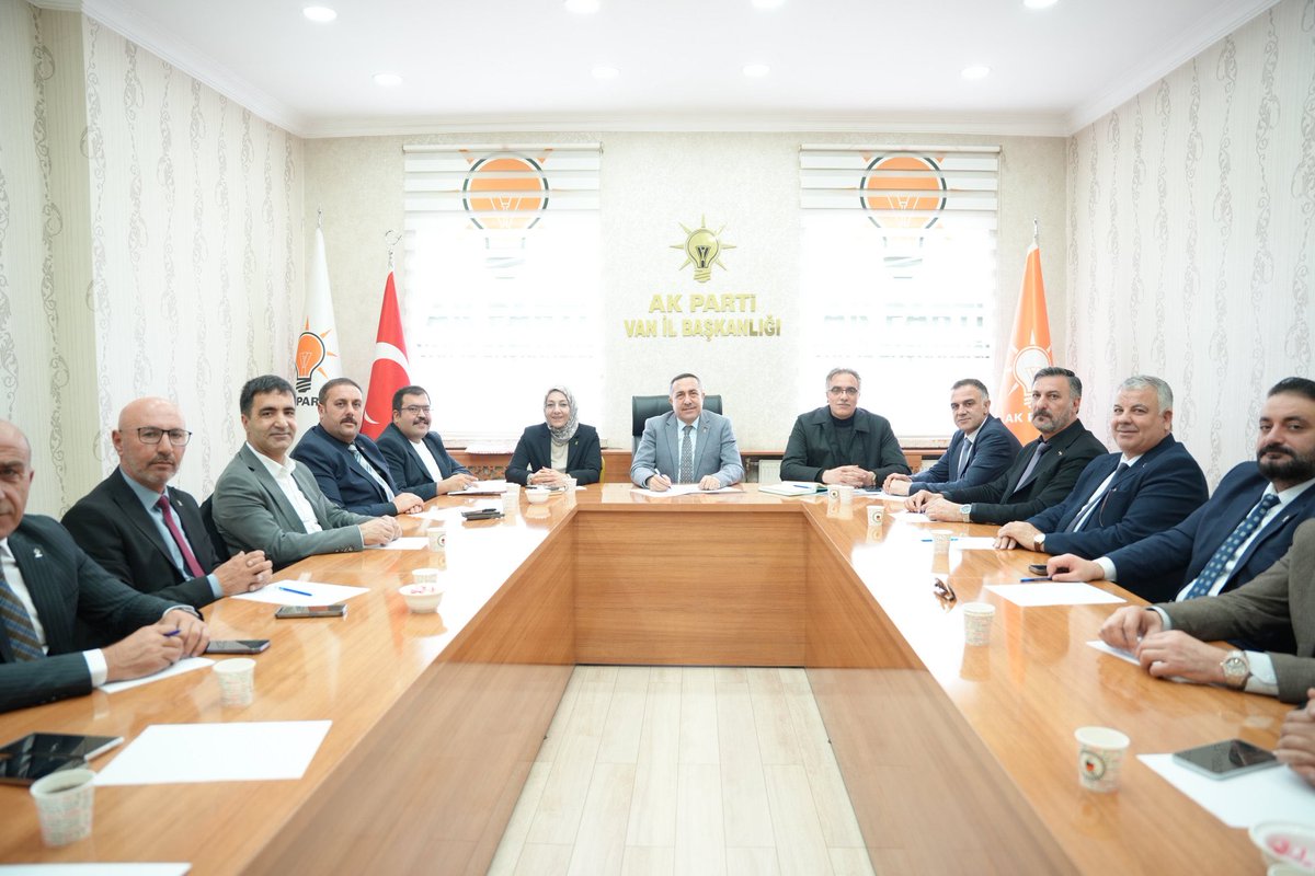 İl Başkanımız Sn. <a href="/ArvasAbdulahat/">Abdulahat Arvas</a>'ın başkanlığında haftalık olağan ilçe başkanları toplantısına İlçe Başkanımız Sn. <a href="/Fazilbabur/">Fazıl BABUR</a> ve diğer ilçe başkanlarımızın katılımıyla gerçekleşti.
<a href="/abuyukgumus/">Ahmet Büyükgümüş</a> 
<a href="/MustafaAlkayis/">Av. Mustafa Alkayış</a> 
<a href="/Recep_ayd25/">Recep Aydın 🇹🇷</a> 
<a href="/AK_PartiVan/">AK Parti Van</a>