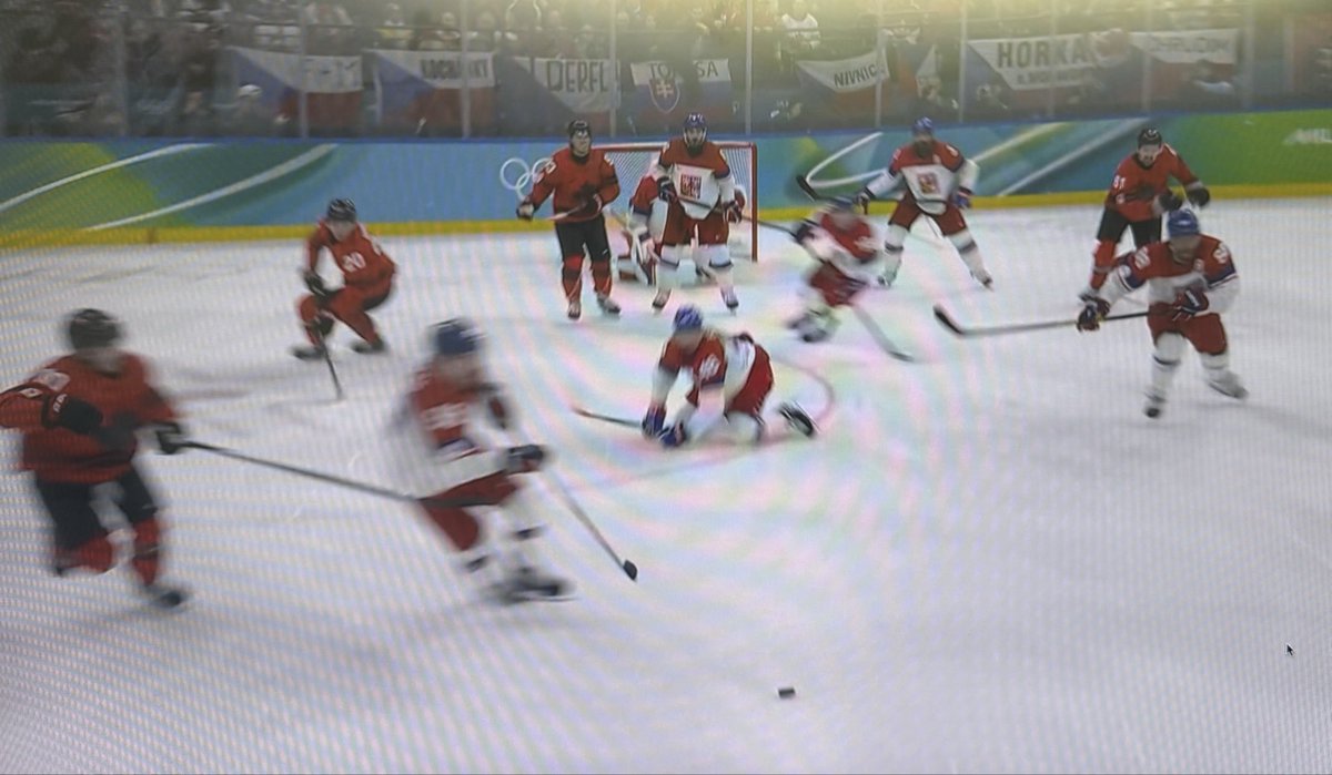 ThomasDrance's tweet image. Suzuki and Doughty struggled to sort out the 3-on-2 coverage on the goal that almost ended 🇨🇦’s Olympic tournament. Why? 🇨🇿 got away with having 6 players on the ice.

Credit eagle eye @DimFilipovic for noticing, but this screen shot is from right after Harley’s shot got blocked.