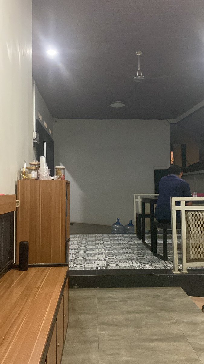 HadyRay99's tweet photo. Hari pertama puasa 2026, sahur pertama pula eh malah kerja, begadang pula lagi. cuman di temenin pak satpam. Ya dikasihnya rejeki pas banget gini. Udah sering banget kerja sendirian jadi ga kaget. Bedanya saur pertamanya aja di kantor 😅 https://t.co/ozpqx7sXRZ