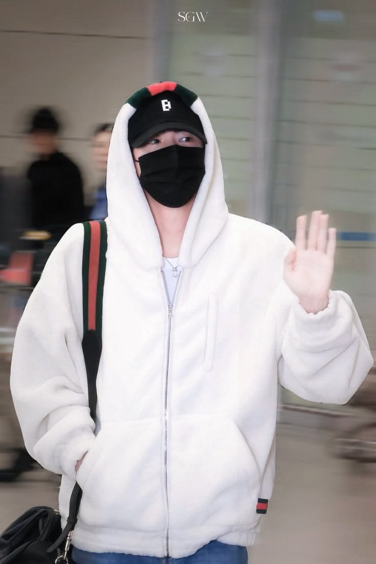moonrabbit0406's tweet photo. Jin just loves his white fluffy jacket https://t.co/YrxlM58Pb9