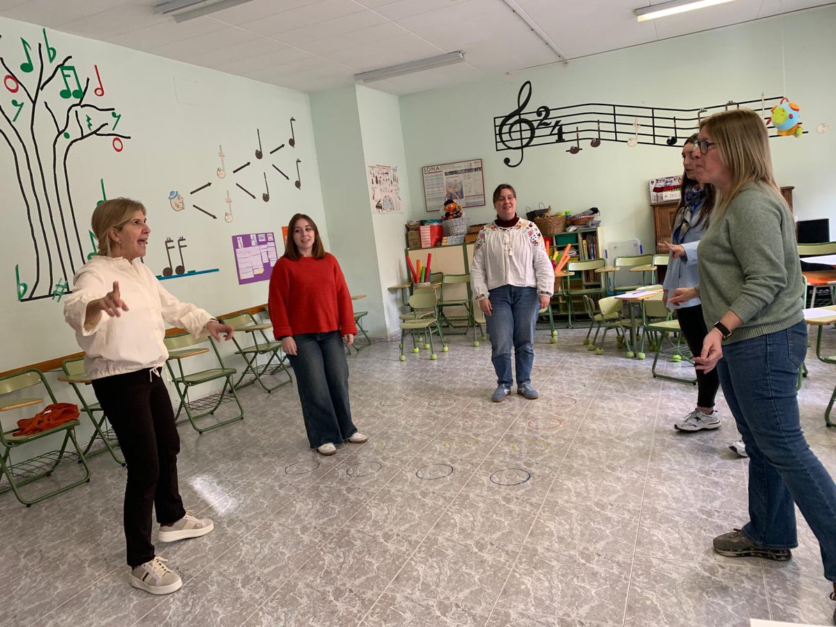 aeverbotonal's tweet photo. Dicen nuestras compañeras que ha sido un día muy intenso!😂pero no tenemos dudas de que ha sido igual de intenso que de interesante y productivo! La sesión de Ritmo Musical que han preparado para los alumnos ha sido un éxito! https://t.co/gYuaAN3xVP