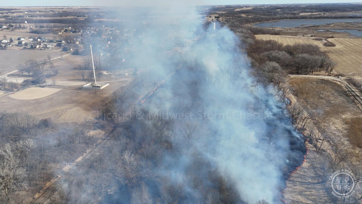 ChicagoMWeather's tweet photo. 🔥🚨 Active Brush Fire Near Runnells, Iowa 🚨🔥

A decent-sized wildfire is burning near Runnells, IA, on the far southeast side of Des Moines. The fire has already consumed a significant amount of dry brush and trees and continues pushing east, occasionally shifting slightly southeast. 🌬️🔥

It’s moving in the general direction of the far south side of town, though it may stay just outside populated areas. With winds expected to strengthen through the afternoon and Red Flag Warnings still in effect, this fire could continue to burn and spread throughout the day. 🚩💨

Aggressive flames are rapidly chewing through dead trees, dry brush, and fallen branches — extremely dangerous conditions.

⚠️ Avoid the area
⚠️ Do not burn outdoors
⚠️ Report smoke immediately

Contact Curtislergner@gmail.com for licensing. 

#RunnellsIA #DesMoines #IowaWildfire #RedFlagWarning #BrushFire #FireWeather #BreakingNews #StayAlert 🔥🚒