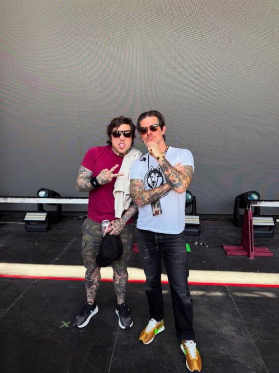 frank iero legs in ‘26