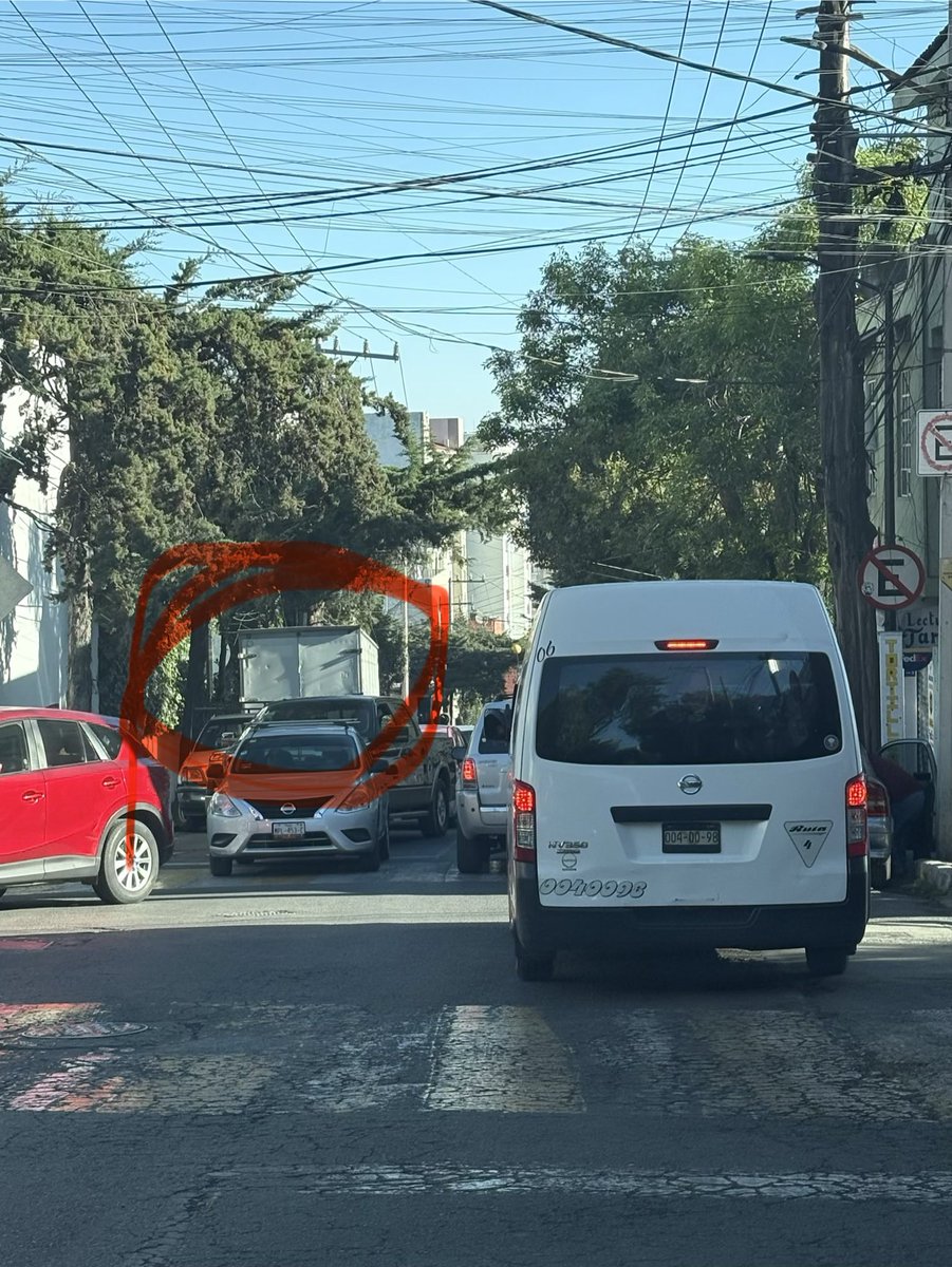 RioverdeVyvyan's tweet photo. @cuajimalpa_gob @UCS_GCDMX estás 2 camionetas tienen MESES estorbando. Ave México 453, vean el tráfico que haces a ambos se les ocurrió estacionarse de manera que no deja que haya circulación de ambos carriles.
Tenemos que esperar a que pase el del lado contrario https://t.co/bLHKDe9Yno