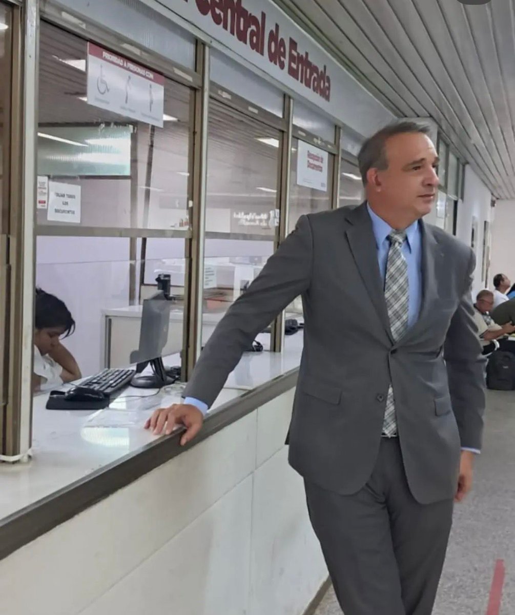 Intendente <a href="/luisbello_asu/">Luis Bello</a> hoy presentamos la nota para que los vecinos del Barrio Santo Domingo recuperen sus calles y veredas y me quisieron cobrar 50.000 Guaraníes en estampillas la gente de mesa de entrada, necesitamos que sus funcionarios tengan empatia