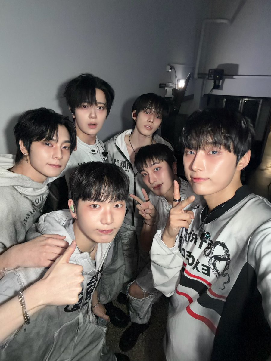 OmegaX_official's tweet photo. [📸]

2026 OMEGA X EUROPE TOUR IN WARSAW 🇵🇱✨
바르샤바에서 보내준 뜨거운 에너지 절대 잊지 못할 거예요. Dziękuję! ❤️

다음 목적지는 VIENNA ‼️ 오스트리아 포애기들 곧 만나요💚 Bis bald!

#OMEGA_X #오메가엑스
#OMEGA_X_RECONNECT https://t.co/3dgxmkoAJI