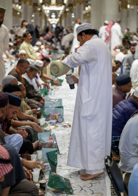 صور.. جموع الصائمين يصطفون لتناول موائد الإفطار في المسجد النبوي في أول أيام شهر رمضان المبارك. 