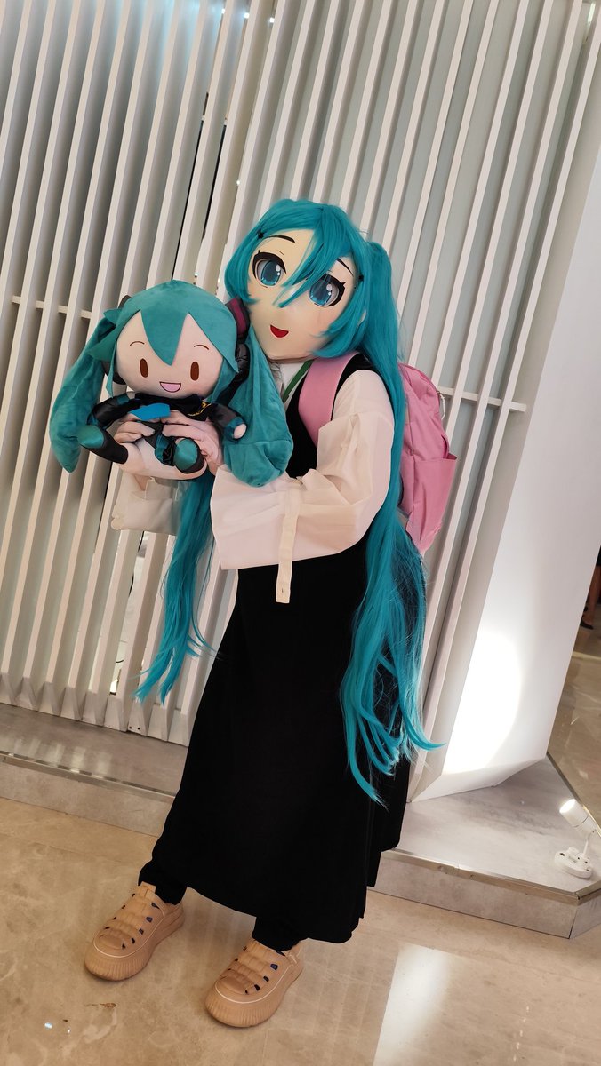 tenkaiis's tweet photo. Aww...today Miku played with mikudayo at the mall of Indonesia event.
#kigurumi #cosplay #VOCALOID #着ぐるみ https://t.co/KwFmzRHXpP