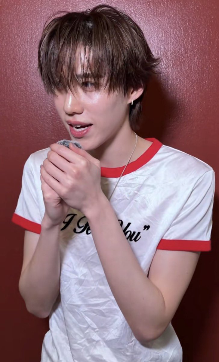 คร่ะ เสื้อคนนึง รักเธอทุกวัน 
เสื้อคนนึง I love you 

ให้มันโสดแต่นี่ละ 😤😤😤
เป็นไรกันใส่เสื้อคู่กันอะ