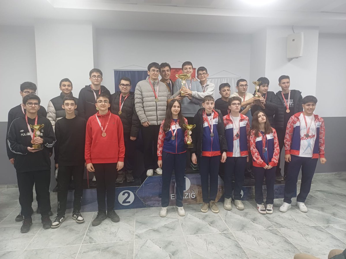 fen_cemil's tweet photo. 2025-2026 Okul Sporları genç erkekler satranç il birincisi olduk. Erzurumda yapılacak olan bölge finallerinde ilimizi temsil edeceğiz. Başarılar tesadüf değildir; çalışma, disiplin, sebat etmek..ögrencilerimizi,  müd. yrd. @AlpaslanA69766 tebrik ederiz. @SahinBeraat @OBirtekocak https://t.co/8t8mhHB4tn