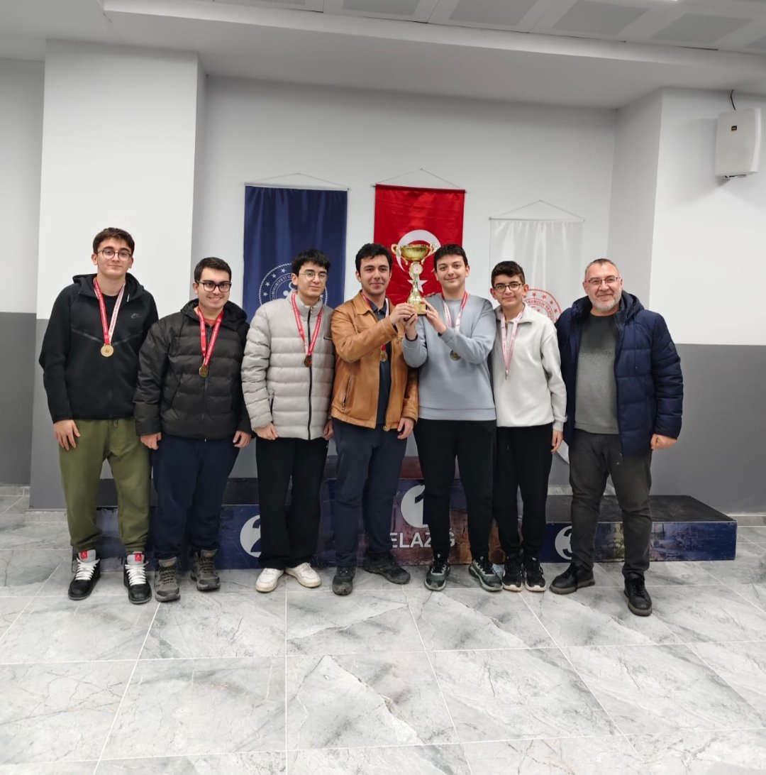fen_cemil's tweet photo. 2025-2026 Okul Sporları genç erkekler satranç il birincisi olduk. Erzurumda yapılacak olan bölge finallerinde ilimizi temsil edeceğiz. Başarılar tesadüf değildir; çalışma, disiplin, sebat etmek..ögrencilerimizi,  müd. yrd. @AlpaslanA69766 tebrik ederiz. @SahinBeraat @OBirtekocak https://t.co/8t8mhHB4tn