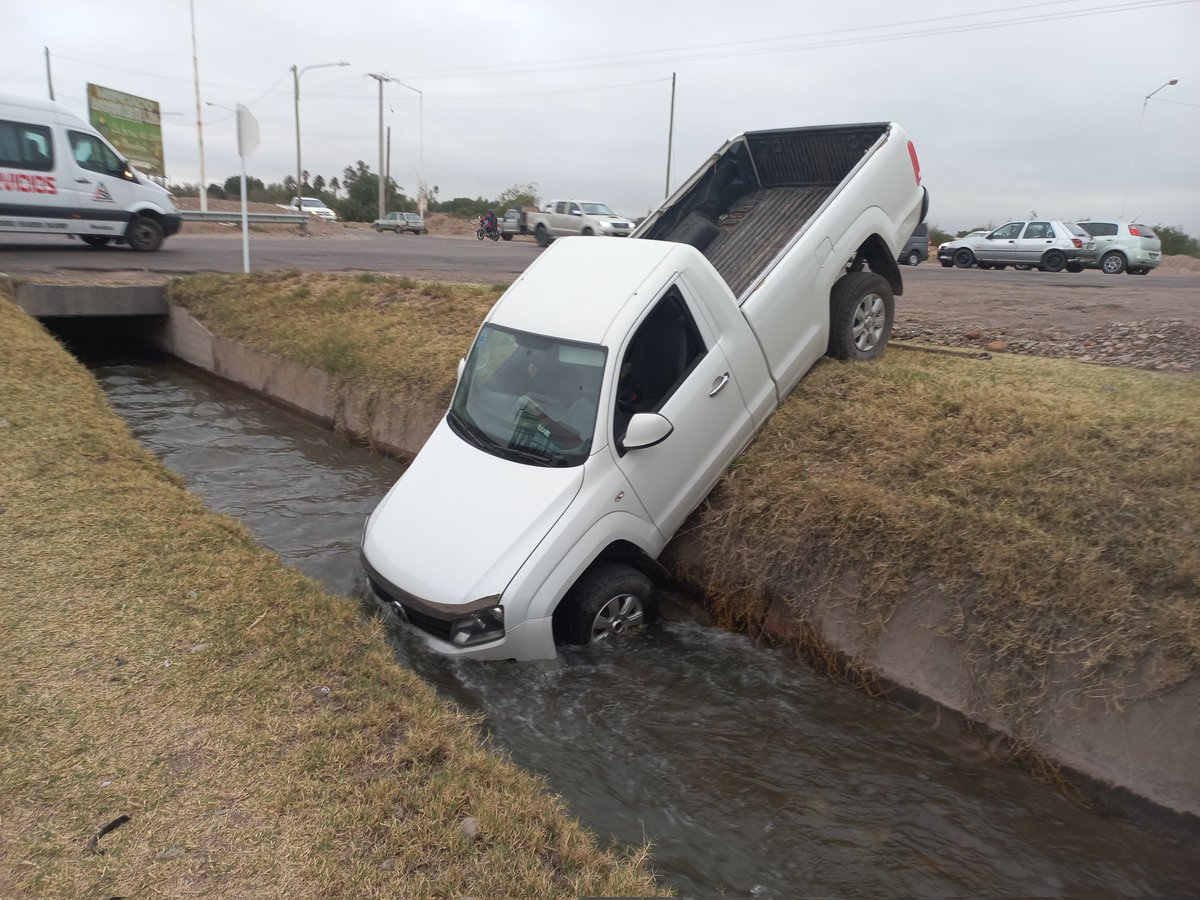 Hermosa la vida del campo:
Una pastando
La otra tomando agua
<a href="/BoludoscnAmarok/">Boludos con Amarok</a>