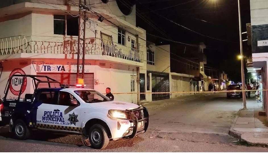 ArturoVill7's tweet image. 🚨🇲🇽 Mientras la Presidenta sigue traumada con García Luna, en San Francisco del Rincón, Guanajuato, un comando armado irrumpió en un parque de una colonia y disparó contra las familias que se encontraban ahí.

Asesinaron a un adulto y hay 12 heridos, la mayoría niños menores de