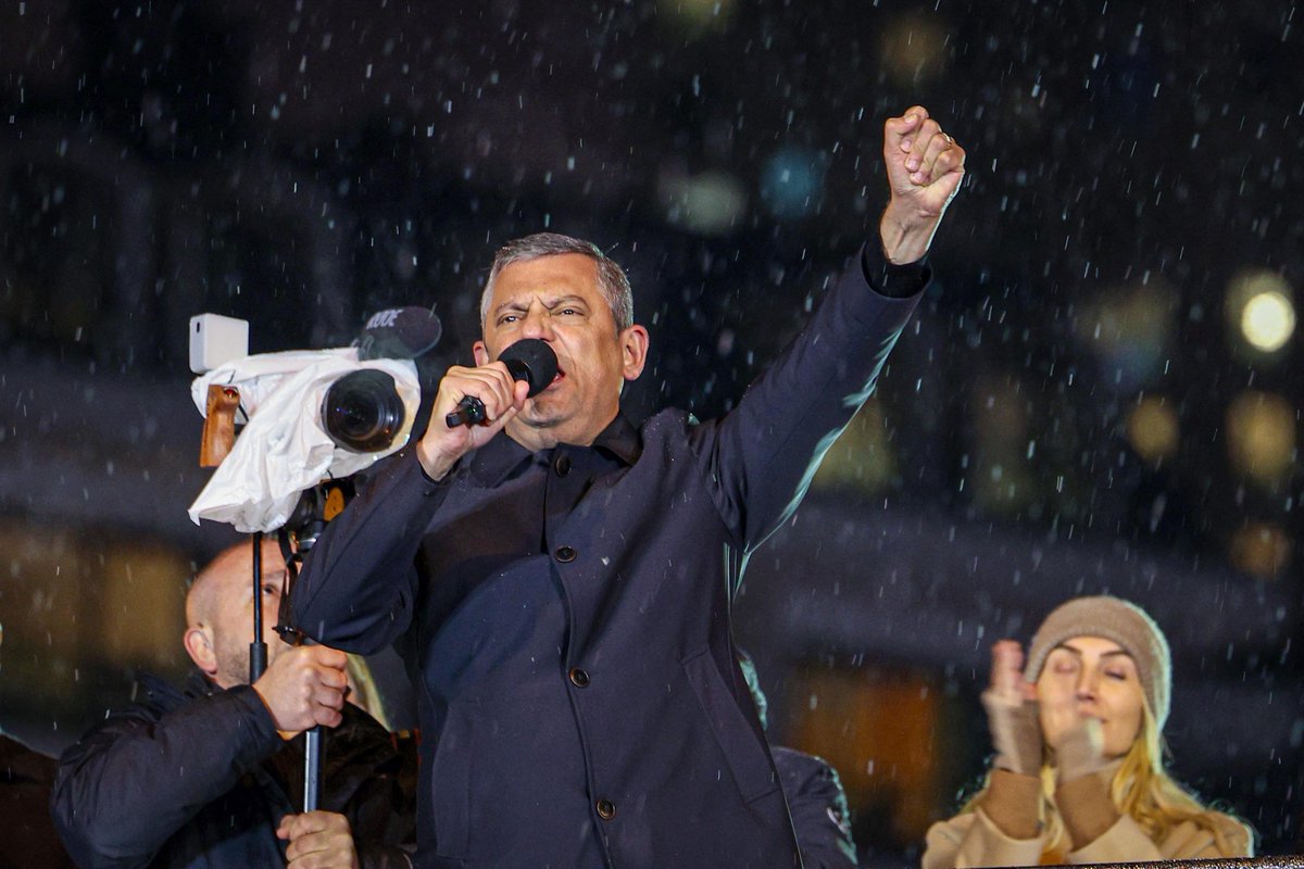 eczozgurozel's tweet image. Bu meydana iyi bakın.
Bu inanmışlığa iyi bakın.

Şubat’ın ortasında, yağmurun altında adalet diye haykıran milletin iradesiyle geleceğiz. 

Bu memleketin tüm yükünü omuzlayacağız.

Ataşehir’e, İstanbul’un güzel insanlarına yürekten teşekkürler.