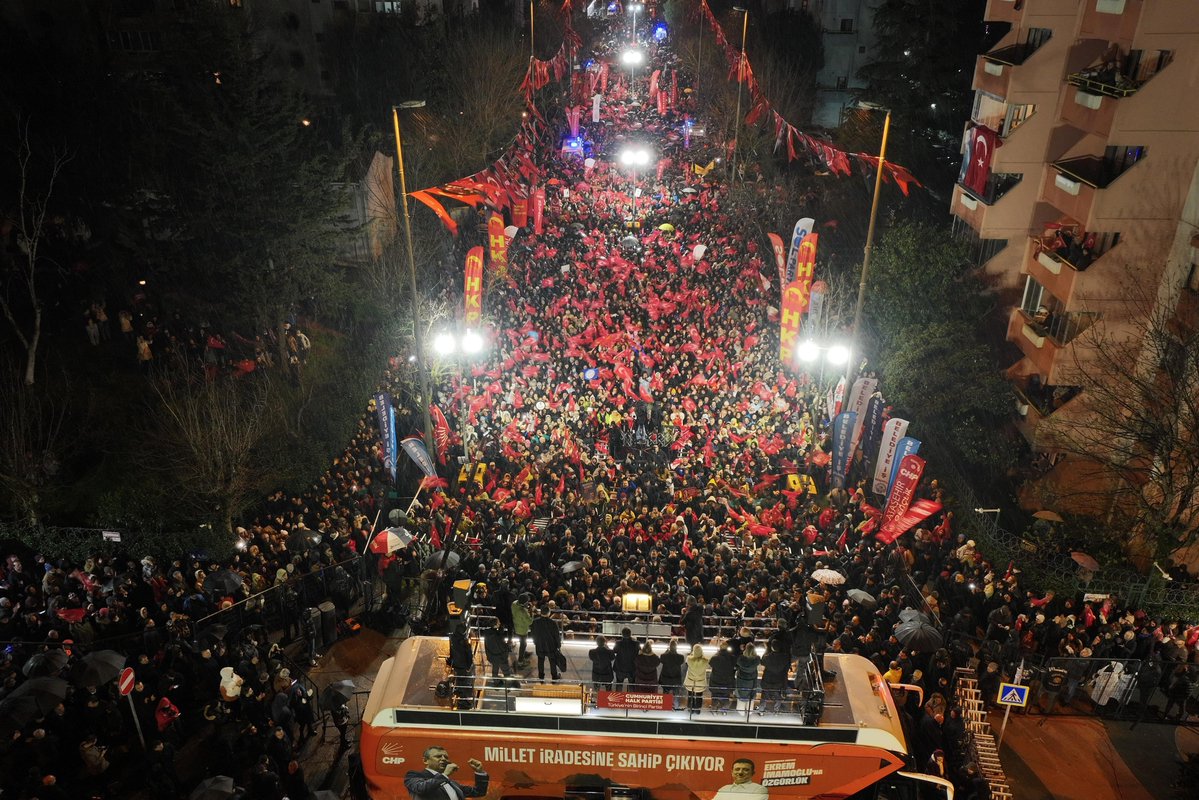 eczozgurozel's tweet image. Bu meydana iyi bakın.
Bu inanmışlığa iyi bakın.

Şubat’ın ortasında, yağmurun altında adalet diye haykıran milletin iradesiyle geleceğiz. 

Bu memleketin tüm yükünü omuzlayacağız.

Ataşehir’e, İstanbul’un güzel insanlarına yürekten teşekkürler.