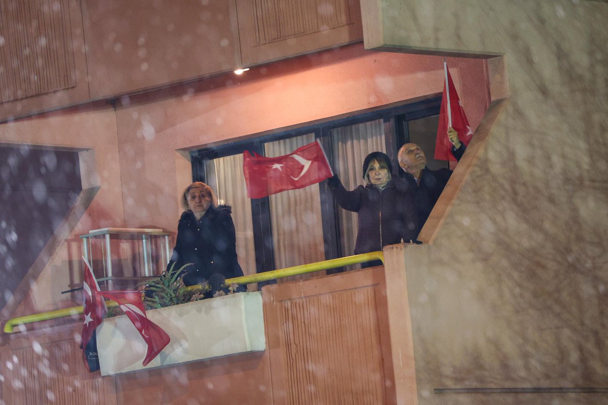 eczozgurozel's tweet image. Bu meydana iyi bakın.
Bu inanmışlığa iyi bakın.

Şubat’ın ortasında, yağmurun altında adalet diye haykıran milletin iradesiyle geleceğiz. 

Bu memleketin tüm yükünü omuzlayacağız.

Ataşehir’e, İstanbul’un güzel insanlarına yürekten teşekkürler.