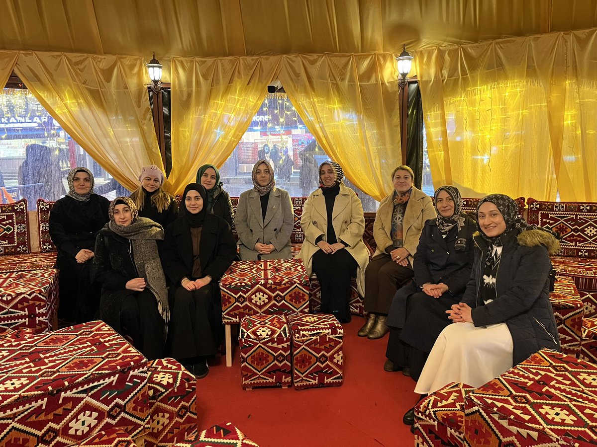 seval_av's tweet photo. Ramazan geldi. 🌙 
Esenler’in sokaklarında yine o güzel heyecan var.

İftar sofrasının, komşuya bir tabak ikram etmenin, teravih çıkışı selamlaşmanın ayındayız.

Bu mübarek ay; evlerimize huzur, gönüllerimize merhamet, ilçemize bereket getirsin.

Ramazan ayımız mübarek olsun 🤍 https://t.co/CrB2E4kcu6