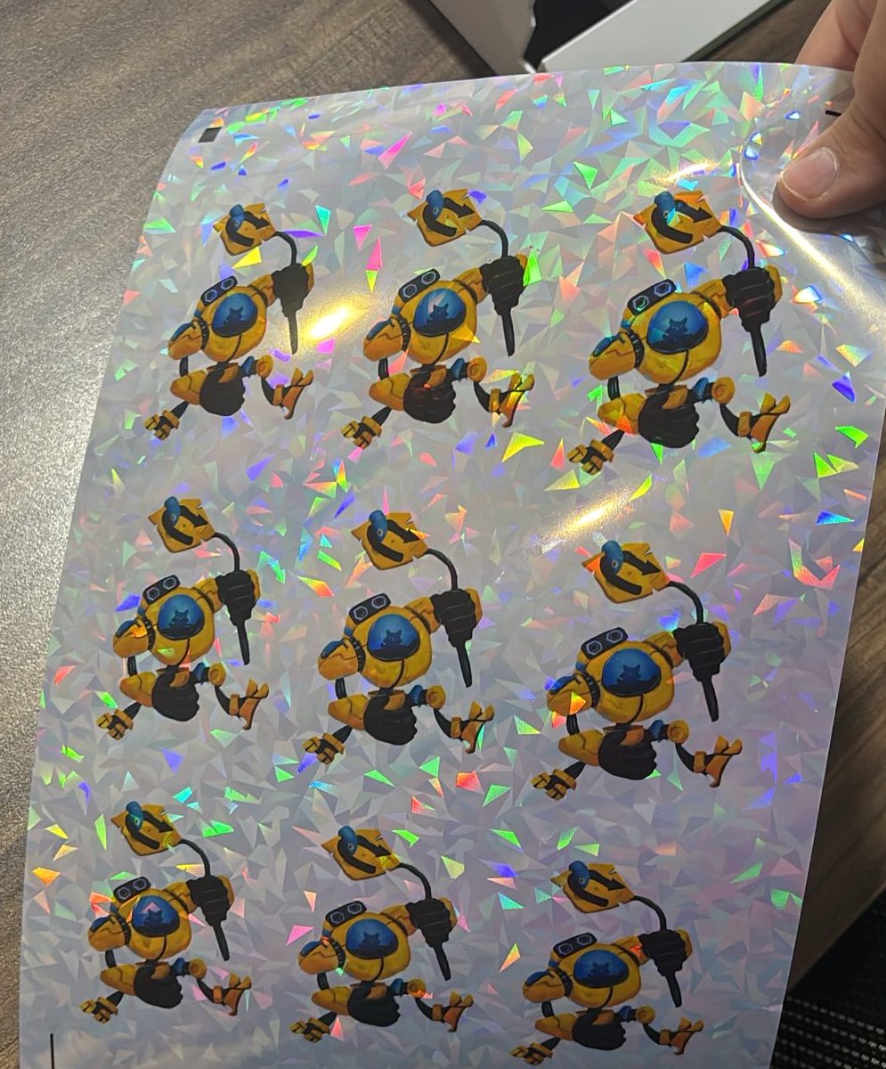 nel_artoficial's tweet photo. Haciendo pruebas con Vinil holografico como lo ven ? 
#ilutracion #merch #vinil #gatoroboto #holografico #stikers https://t.co/bToCbxGDh3