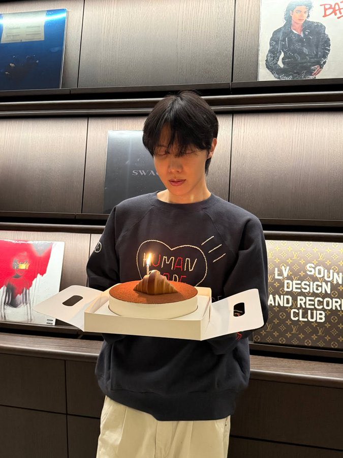 notpressre's tweet photo. las armys: que horror jb, su música es horrible 
el bts mas normal con el álbum de Justin en una VITRINA: https://t.co/7Op7pCdFMO