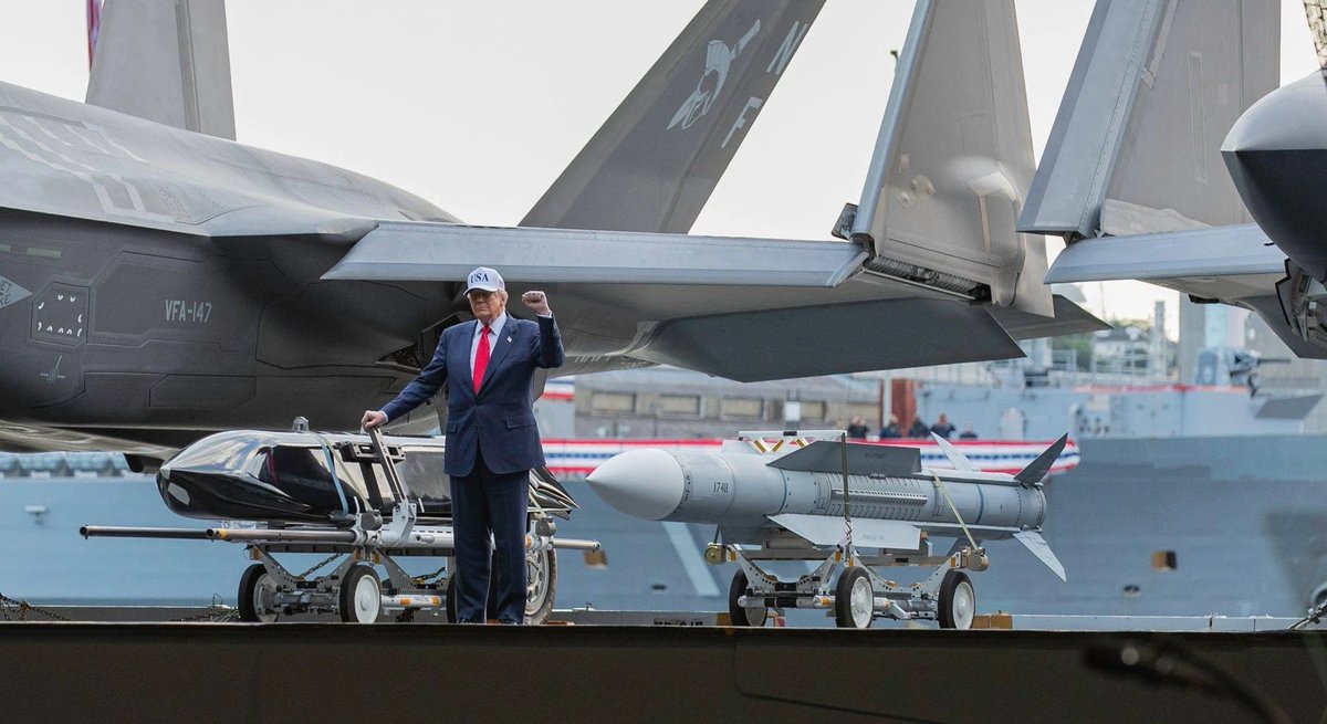 President Trump standing b/w the AIM-174B and the F-35C really drives home the ginormous size of the Gunslinger AAM. The F-35 is not certified to carry the AIM-174B, neither externally nor internally. But imagine if it could. The missile’s radar cross-section would almost