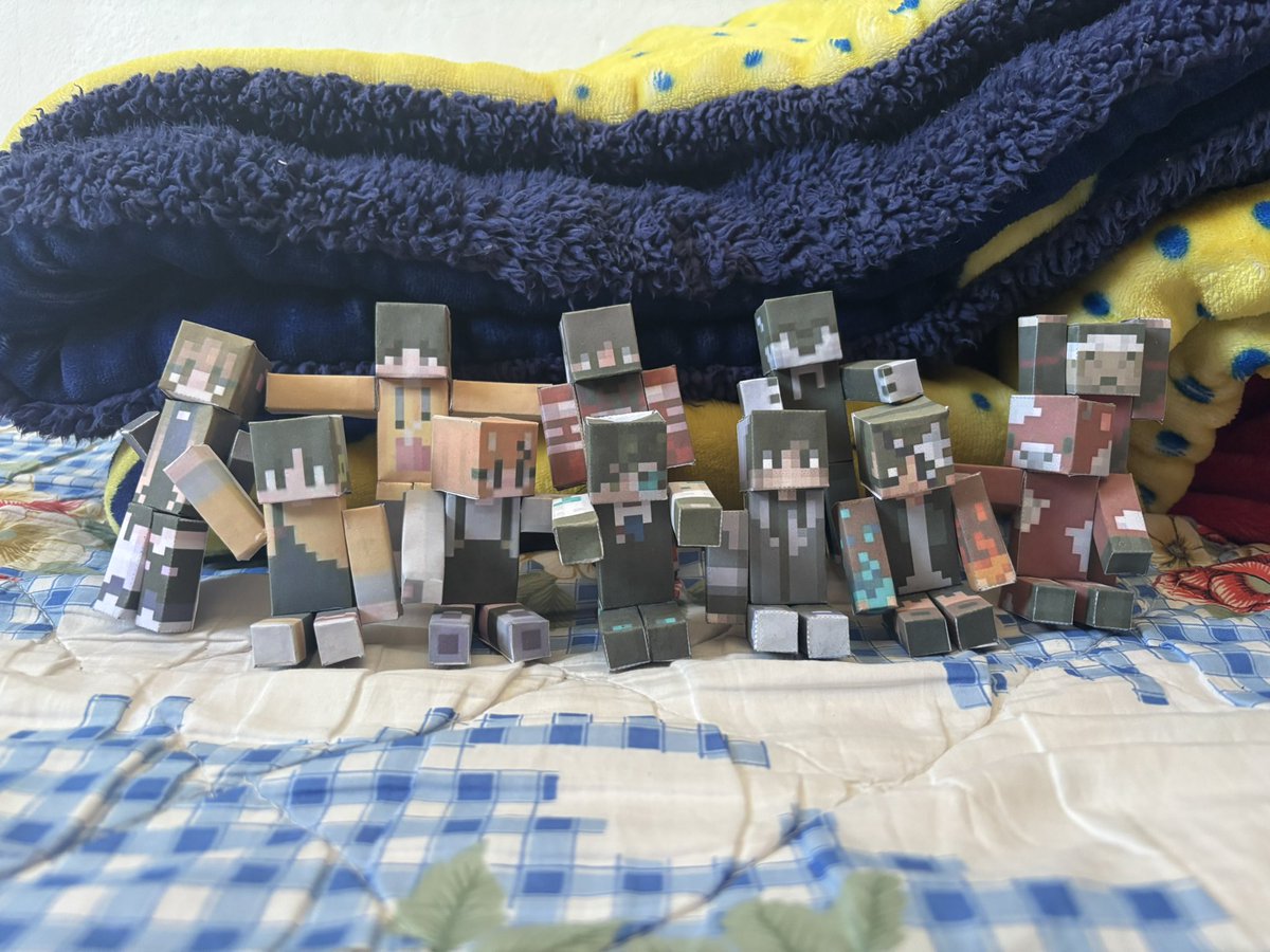 TeoxSolix's tweet photo. Estaba aburrido y se me ocurrió hacer a algunos de los webones en Papercraft , espero les guste! (Ignoren el fondo no tenía uno mejor) https://t.co/XGx0C2V4ZX