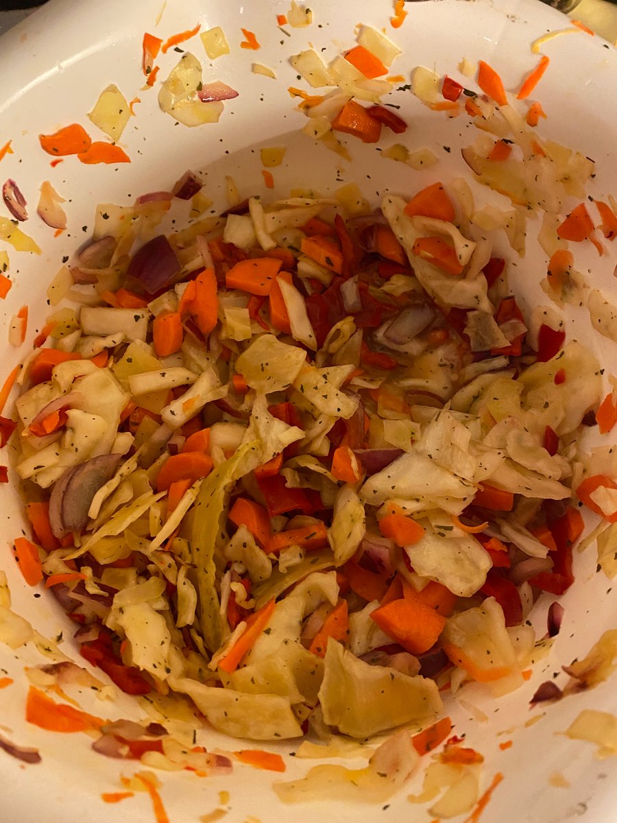 Har gjort treveckors sallad. Tyvärr är det inte särskilt nyttigt ( 3 msk socker och olja i dressingen) men den är faktiskt supergod! Tack <a href="/R_undrar/">R_undrar</a> för tips.