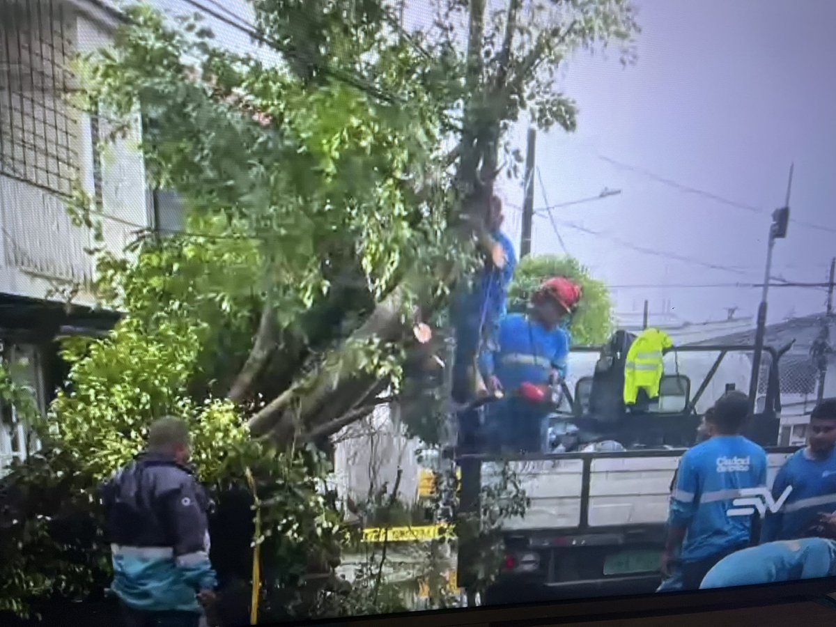 lahistoriaec's tweet photo. Ya está pilas la alcaldesa. Guayaquil soportó un tremendo aguacero durante más de ocho horas, inundando gran parte de la ciudad. La alcaldesa encargada, Tatiana Coronel, advirtió que esta noche habrá la marea alta más alta del año. https://t.co/gjOfp3tfD0