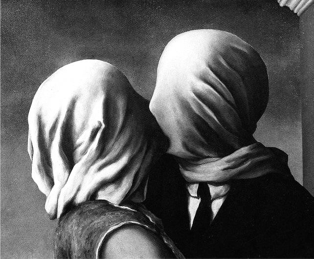 Masumiyet Müzesi ile ilgili analizlerden birinde ilişkide "görülmemenin hıncı" diye bir şeyden bahsedilmiş. John Berger'in sözü geldi aklıma: "Erkekler kadınları seyreder, kadınlar ise seyredilişlerini seyreder."
Frida Kahlo da Diego ile ilişkisini şöyle tarif ediyordu " "Rengi