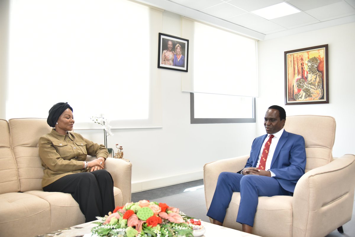 UnfpaCI's tweet photo. Le Rep @kabore8saidou a été reçu en audience par Mme @Nasseneba_Toure Ministre de la Femme, de la Famille, de l’Enfant de 🇨🇮
Les échanges ont porté sur le soutien au leadership du #MFFE dans la promotion de l’égalité de genre, des droits des femmes/filles & l'élimination des #VBG https://t.co/eon7TjeihP