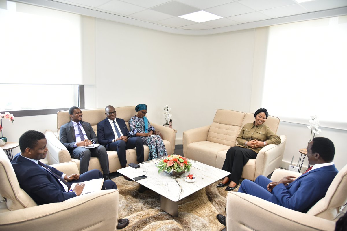 UnfpaCI's tweet photo. Le Rep @kabore8saidou a été reçu en audience par Mme @Nasseneba_Toure Ministre de la Femme, de la Famille, de l’Enfant de 🇨🇮
Les échanges ont porté sur le soutien au leadership du #MFFE dans la promotion de l’égalité de genre, des droits des femmes/filles & l'élimination des #VBG https://t.co/eon7TjeihP