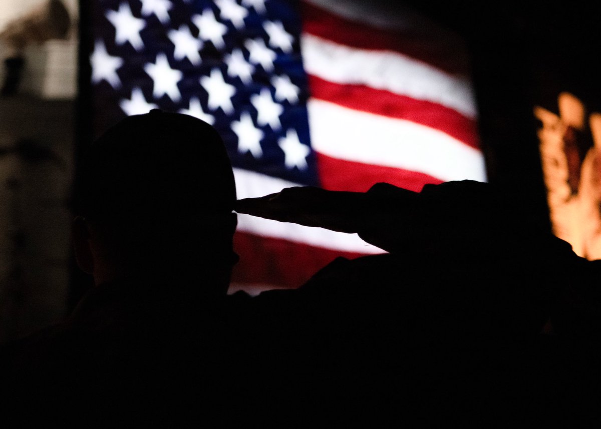US2ndFleet's tweet photo. The Next Watch Arrives 🇺🇸⚓️
 
Sailors don their Navy ball caps during the capping ceremony on the pier of USS Trayer at Recruit Training Command. 
 
More than 40,000 recruits train annually at the Navy's only boot camp.
 
#USNavy #C2F #PrevailToWin #BattleReady #ForgedtoFight https://t.co/Z1RORz4E1u