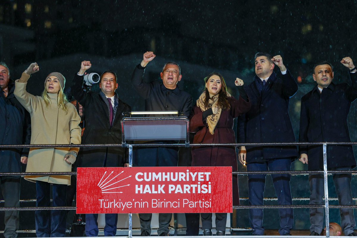 onursaladiguzel's tweet photo. HARİKASIN ATAŞEHİR!

Soğuk havaya rağmen Genel Başkanımız Sayın Özgür Özel öncülüğünde Ataşehir’de gerçekleştirdiğimiz Millet İradesine Sahip Çıkıyor eylemimize koşan Ataşehirli komşularımıza ve tüm İstanbullu hemşehrilerimize yürekten teşekkür ediyorum. 

Yüreğimizi ısıttınız, iyi ki varsınız ❤️
