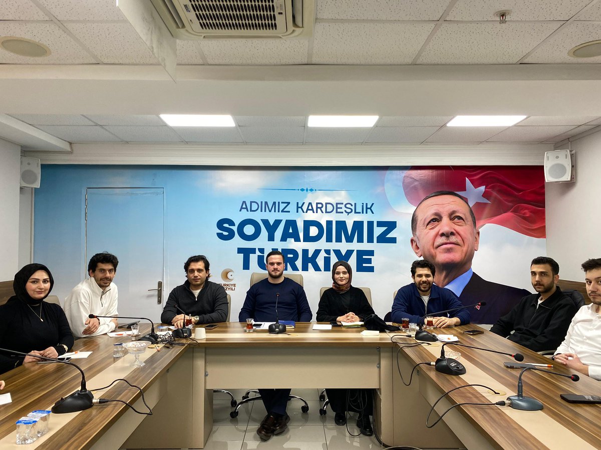 akgencumr's tweet photo. Ramazan’ın Bereketini Gençlikle Paylaşmaya Hazırlanıyoruz...

Haftalık Olağan Yönetim Kurulu Toplantımızı, Belediye Meclis Üyemiz; Geçmiş Dönem Gençlik Kolları Başkanımız Sn. Tayyip Aysel, İl Sorumlu Yönetim Kurulu Üyelerimiz Sn. Mahmut Alver ve @mervegulizartan Sn. Merve Gülizar Tan Başkanlarımızın katılımlarıyla gerçekleştirdik.

Mübarek Ramazan ayı arifesinde; hem İl hem de İlçe bazında hayata geçireceğimiz gençlik projelerimizi, gönül sofralarımızı ve sahur programlarımızı detaylıca istişare ettik.

Tecrübe ve enerjiyi aynı masada buluşturarak, Ümraniye gençliği için dolu dolu bir Ramazan ajandası oluşturuyoruz. 

Katkıları için kıymetli başkanlarımıza teşekkür ediyor, toplantımızın hayırlara vesile olmasını diliyoruz.
.
.
.
#akgençümraniye #ramazanayı #yönetimtoplantısı #akgençistanbul #akpartigençlikkolları