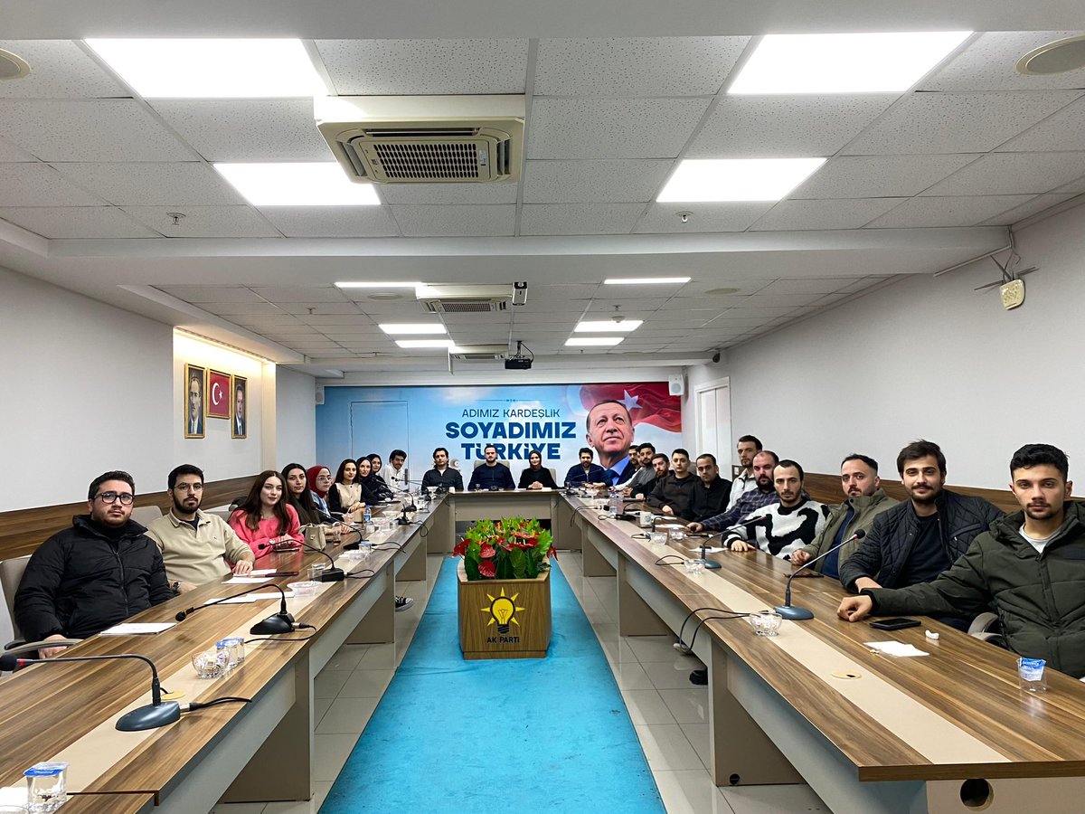 akgencumr's tweet photo. Ramazan’ın Bereketini Gençlikle Paylaşmaya Hazırlanıyoruz...

Haftalık Olağan Yönetim Kurulu Toplantımızı, Belediye Meclis Üyemiz; Geçmiş Dönem Gençlik Kolları Başkanımız Sn. Tayyip Aysel, İl Sorumlu Yönetim Kurulu Üyelerimiz Sn. Mahmut Alver ve @mervegulizartan Sn. Merve Gülizar Tan Başkanlarımızın katılımlarıyla gerçekleştirdik.

Mübarek Ramazan ayı arifesinde; hem İl hem de İlçe bazında hayata geçireceğimiz gençlik projelerimizi, gönül sofralarımızı ve sahur programlarımızı detaylıca istişare ettik.

Tecrübe ve enerjiyi aynı masada buluşturarak, Ümraniye gençliği için dolu dolu bir Ramazan ajandası oluşturuyoruz. 

Katkıları için kıymetli başkanlarımıza teşekkür ediyor, toplantımızın hayırlara vesile olmasını diliyoruz.
.
.
.
#akgençümraniye #ramazanayı #yönetimtoplantısı #akgençistanbul #akpartigençlikkolları
